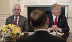 Tex Tillerson (tv) har fået fyresedlen af Donald Trump. Arkivfoto. Carolyn Kaster/AP