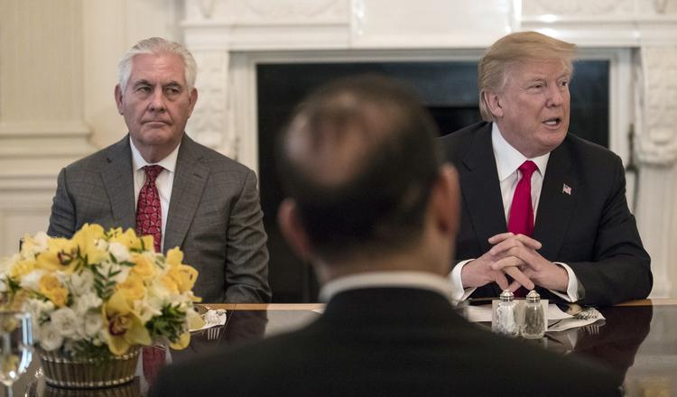 Tex Tillerson (tv) har fået fyresedlen af Donald Trump. Arkivfoto. Carolyn Kaster/AP