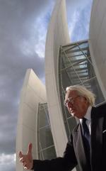 Den prisvindende arkitekt skal angiveligt have vist en af kvinderne nøgenbilleder af andre kvinder og efterfølgende bedt hende om at tage tøjet af.  Marianna Bertagnolli/AP