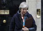 Theresa May ventes i dag at underrette parlamentets underhus om mulige sanktioner overfor Rusland, der ikke er vendt tilbage på det britiske krav om et svar på dens kendskab til gift-sagen. 
    Britain's Prime Minister Theresa May leaves Downing Street to attend parliament for the Chancellors Spring Statement, in London, Tuesday, March 13, 2018. May said on Monday that Russian ex-spy Sergei Skripal and his daughter had been poisoned with Novichok, a military-grade nerve agent of a type developed in the Soviet Union near the end of the Cold War.  (AP Photo/Kirsty Wigglesworth)
   Kirsty Wigglesworth/AP