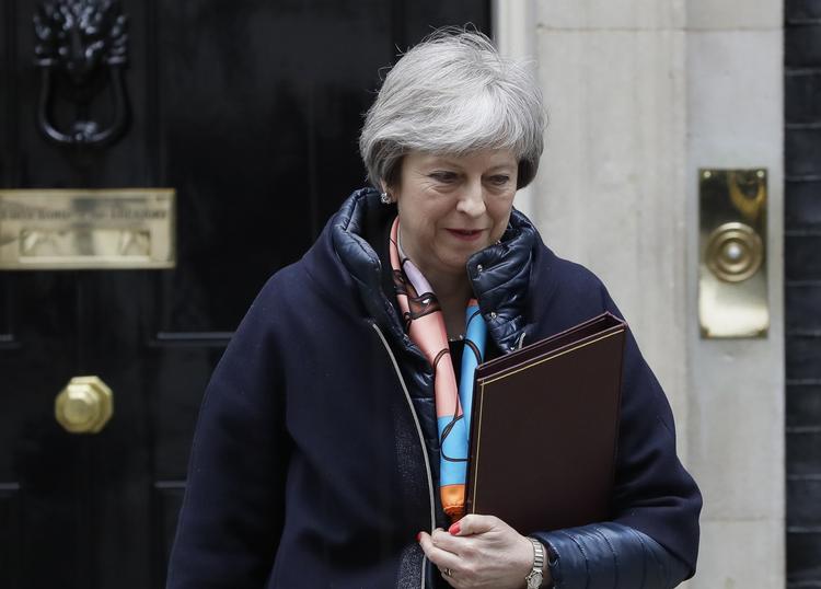Theresa May ventes i dag at underrette parlamentets underhus om mulige sanktioner overfor Rusland, der ikke er vendt tilbage på det britiske krav om et svar på dens kendskab til gift-sagen. 
    Britain's Prime Minister Theresa May leaves Downing Street to attend parliament for the Chancellors Spring Statement, in London, Tuesday, March 13, 2018. May said on Monday that Russian ex-spy Sergei Skripal and his daughter had been poisoned with Novichok, a military-grade nerve agent of a type developed in the Soviet Union near the end of the Cold War.  (AP Photo/Kirsty Wigglesworth)
   Kirsty Wigglesworth/AP