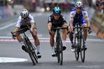 Michal Kwiatkowski (i midten) vinder den knivskarpe duel med Peter Sagan (t.v.) i sidste års Milano-Sanremo, mens Julian Alaphilippe må tage til takke med tredjepladsen.
   Dario Belingheri/AP