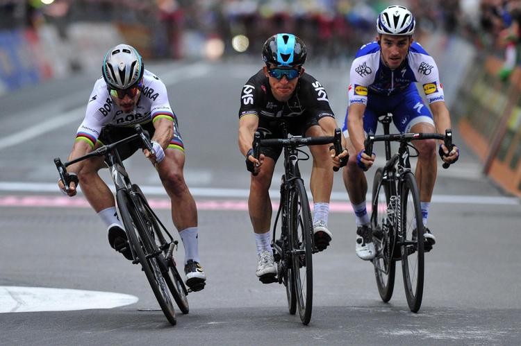 Michal Kwiatkowski (i midten) vinder den knivskarpe duel med Peter Sagan (t.v.) i sidste års Milano-Sanremo, mens Julian Alaphilippe må tage til takke med tredjepladsen.
   Dario Belingheri/AP