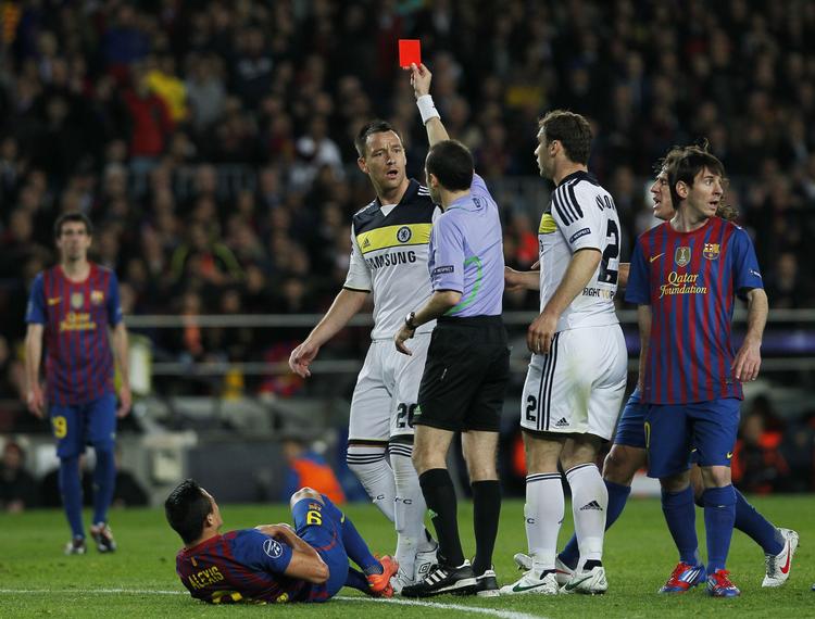 Det er altid dramatisk, når Chelsea og FC Barcelona mødes. Her er det John Terry, som så rødt mod Barcelona i 2012, men sluttede som vinder – på dagen og i turneringssammenhæng. Foto: Andres Kudacki/AP. Andres Kudacki/AP