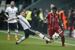 FC Bayerns David Alaba (th.) huserede på venstre kant, og han var en stor mundfuld for Besiktas-forsvaret. (Foto: Lefteris Pitarakis/AP) 