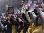 Demonstranter fotograferet tidligere i dag i Sacramento i Californien, hvor de holder skilfte med navnene på ofrene for skoleskyderiet på Marjory Stoneman Douglas High School i Parkland. Paul Kitagaki Jr./AP