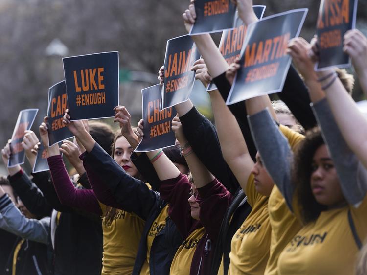 Demonstranter fotograferet tidligere i dag i Sacramento i Californien, hvor de holder skilfte med navnene på ofrene for skoleskyderiet på Marjory Stoneman Douglas High School i Parkland. Paul Kitagaki Jr./AP