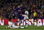 Lionel Messi flyver forbi Andreas Christensen og lægger op til Barcelonas andet mål onsdag aften på Camp Nou mod Chelsea. Argentinsk magi.
   Manu Fernandez/AP