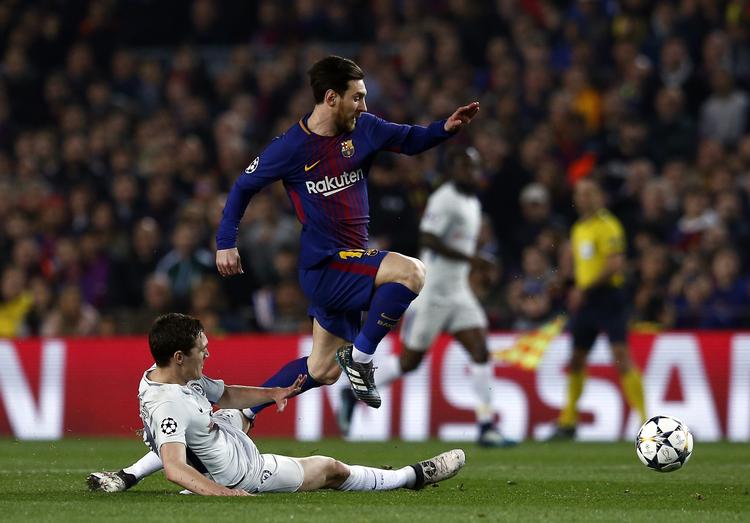 Lionel Messi flyver forbi Andreas Christensen og lægger op til Barcelonas andet mål onsdag aften på Camp Nou mod Chelsea. Argentinsk magi.
   Manu Fernandez/AP