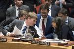 Storbritanniens viceambassadør ved FN, Jonathan Allen (tv.) i en drøftelse med USA's FN-ambassdør Nikki Haley ved krisemødet i FN's Sikkerhedsråd.  Mary Altaffer/AP