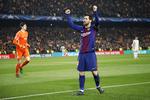 Ikke fire, men to mål har Lionel Messi scoret på Camp Nou, og så er han i alt oppe på 100 Champions League-træffere. Ganske pænt.
   Emilio Morenatti/AP