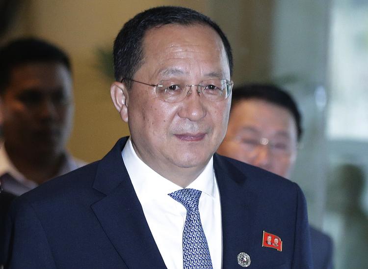 Flere internationale medier har de seneste dage gættet på, at et bebudet møde mellem Nordkoreas leder, Kim Jong-un, og USA's præsident, Donald Trump, kunne finde sted i Sverige. Nu er Ri Yong-ho på vej til Stockholm. Aaron Favila/AP