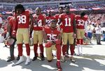 Eric Reid (knælende) var den første mand til at tilslutte sig Colin Kaepernicks protest. Spørgsmålet er nu, om det kan koste ham karrieren, ligesom det skete for Kaepernick. Foto: AP
   Marcio Jose Sanchez/AP