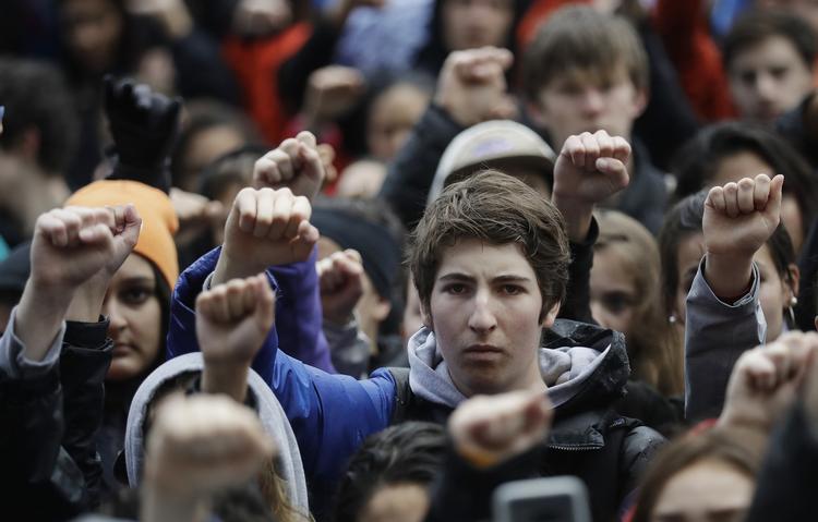 Gymnasieelever i San Francisco hæver onsdag næverne i protest med den lette adgang til våben i USA. Protesten var en del af en landsdækkende demonstration en måned efter et skoleskyderi i Florida, der kostede 17 mennesker livet. Marcio Jose Sanchez/Ritzau Scanpix