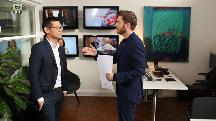 TV 2's nyhedschef Jacob Kwon (t.v.) bliver interviewet af journalist Kristoffer Eriksen fra DR's 'Detektor'.   Skærmdump, DR.  