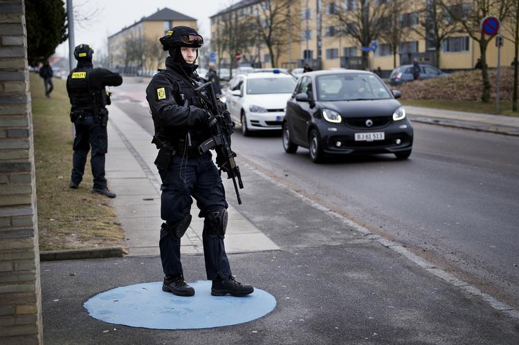 
Politiet trak våben, da der blev rejst en langefinger i forbindelse med Lars Løkkes besøg i ghettoen i Korsør.   Liselotte Sabroe/Ritzau Scanpix