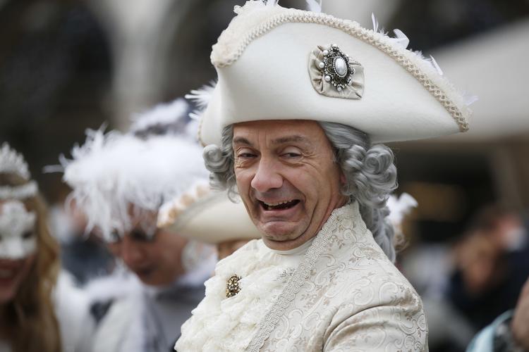 
   Ved det årlige karneval i Venedig klæder folk sig stadigvæk ud som bysbarnet Giacomo Casanova (arkiv). 
   Luca Bruno/AP