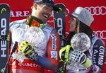 Norske Kjetil Jansrud og Tina Weirather fra Liechtenstein smiler om kap, efter de torsdag har fået overrakt trofæer for deres samlede sejr i sæsonens Super-G-konkurrencer. 
    
   Marco Trovati/AP
