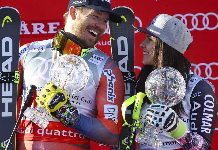 Norske Kjetil Jansrud og Tina Weirather fra Liechtenstein smiler om kap, efter de torsdag har fået overrakt trofæer for deres samlede sejr i sæsonens Super-G-konkurrencer. 
    
   Marco Trovati/AP