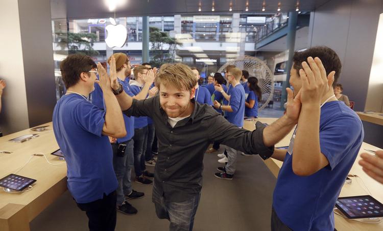 Apple har altid ført sig frem som et eksklusivt mærke, og kunder, der stod først i køen til nye modeller, har nærmest fået heltemodtagelse som denne tysker ved en tidligere lancering.  Frank Augstein/AP