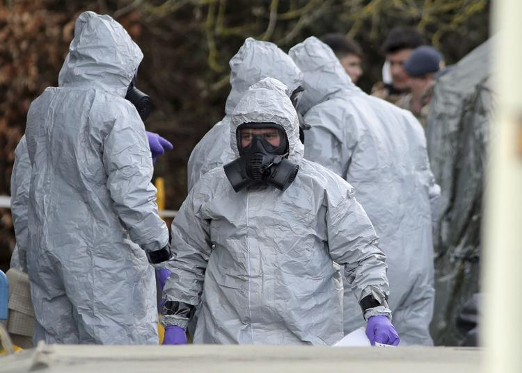 Efterforskere i den britiske by Salisbury efter eks-spionen Sergej Skripal og hans datter blev udsat for et angreb med nervegas i søndags. Andrew Matthews/AP