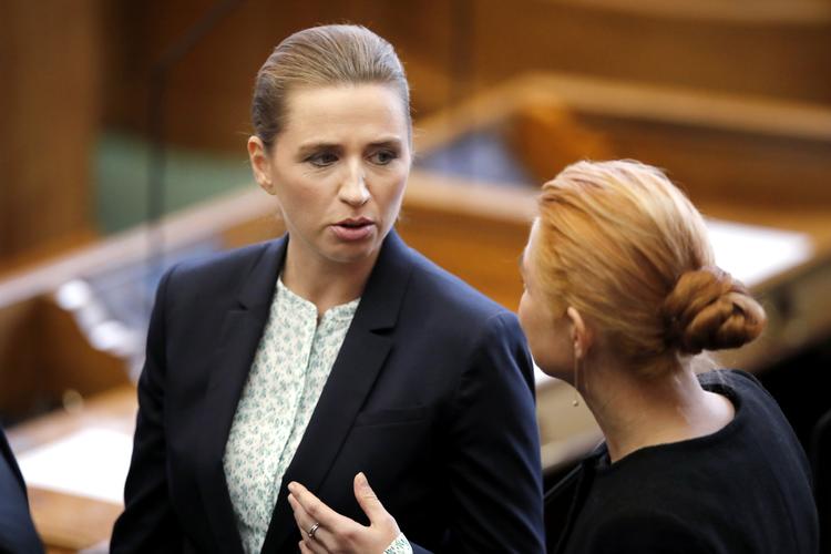 Mette Frederiksen afviser udlændinge- og integrationsminister Inger Støjbergs krav om, at et håndtryk skal være en del af adgangsbilletten til et statsborgerskab. Jens Dresling/POLFOTO