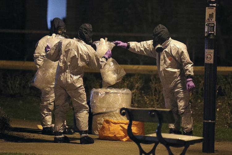 Britiske efterforskere undersøger det shoppingcenter, hvor den tidligere spion Sergej Skripal blev forgiftet med nervegiften Novichok.
   Andrew Matthews/AP