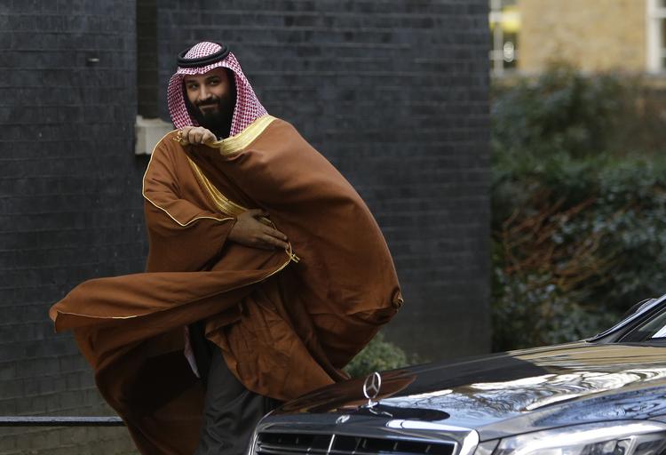 Kronprins Mohammed bin Salman fotograferet i London 7. marts på vej til et møde med premierminister Theresa May. Kronprinsen er i gang med en stor diplomatisk offensiv.  Alastair Grant/AP