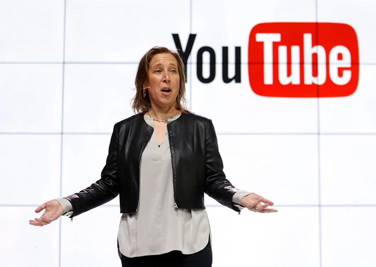 YouTubes administrerende direktør, Susan Wojcicki (bill.) havde ikke koordineret med Wikipedia, da hun tirsdag præsenterede et nyt initiativ, hvor online-leksikonet bruges til bekæmpelse af konspirationsteorier AP/Reed Saxon