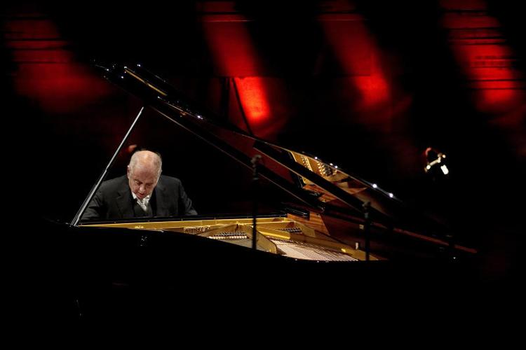 Argentisk-israelske Daniel Barenboim hylder Debussy på sin indspilning af første bind af Debussys præludier. Albummet er gennemsyret af hans utrolige, naturlige musikalitet, der løfter denne hyldest og gør den varm og værd at bruge tid på. Arkivfoto Finn Frandsen/POLFOTO