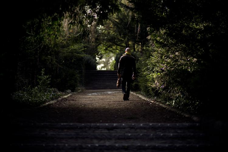 På Vestre Kirkegård i København er et afsnit reserveret til grave uden religiøse symboler, men få vælger den.
Den radikale Tommy Petersen ses her på kirkegården på et foto fra dengang gravpladserne skulle etableres.
 Daniel Hjorth/POLFOTO