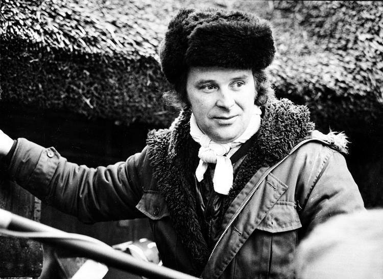 Ernst Johansen, der her ses under optagelserne til filmen 'Krigernes børn', udnyttede først sit job som pædagog og siden sin instruktørrolle til at misbruge mindreårige piger. I dag har han skiftet navn og bor i Thailand.  Mogens Berger/POLFOTO