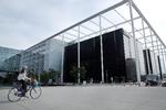 Regeringen og Dansk Folkeparti har indgået en aftale, som afskaffer licensen og erstatter den med en almindelig skattebetaling. Derudover skal DR over de næste fem år spare 20 procent. 
    Jens Dresling/POLFOTO