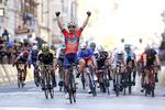 Vincenzo Nibali kan juble over en af karrierens helt store triumfer med sejren i Milano-Sanremo.

   Luca Bettini/AP