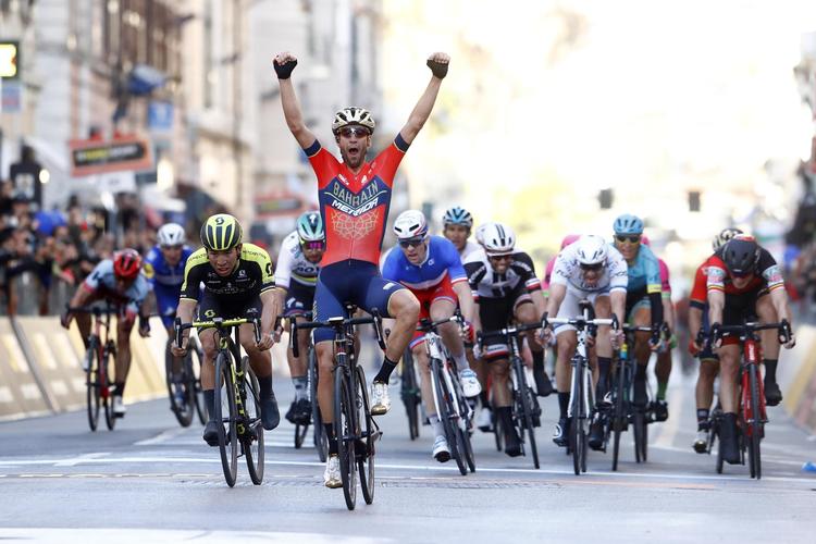 Vincenzo Nibali kan juble over en af karrierens helt store triumfer med sejren i Milano-Sanremo.

   Luca Bettini/AP