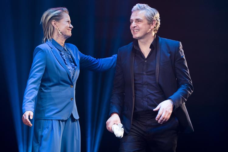 Trine Dyrholm overrækker Dejan Cukic prisen for bedste mandlige hovedrolle for hans medvirken i 'Fantasten'. Martin Sylvest/Ritzau Scanpix