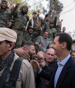 Dette billede, som angiveligt forestiller Bashar al-Assad sammen med regeringsstyrker i Østghouta, er blevet offentliggjort på præsidentens Facebookside. 
     Ho/Ritzau Scanpix