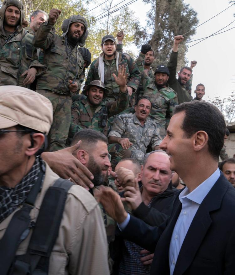 Dette billede, som angiveligt forestiller Bashar al-Assad sammen med regeringsstyrker i Østghouta, er blevet offentliggjort på præsidentens Facebookside. 
     Ho/Ritzau Scanpix