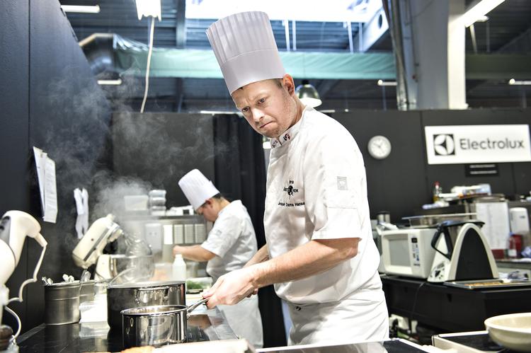 Kokken Jesper Dams Hansen fra Restaurant Babette ses her i gang med madlavningen ved konkurrencen Årets Kok. Henning Bagger/Ritzau Scanpix