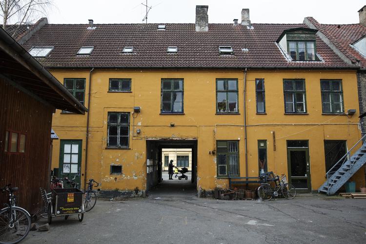 Slagtergårdene på Vesterbro blev i fjor af Borgerrepræsentationen dømt til nedrivning til fordel for boligbyggeri i fem etager. 
   Jacob Ehrbahn