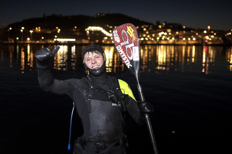 Casper Steinfath har som den første i verden padlet fra Hirtshals til Kristiansand i Norge. Her er han netop ankommet til Kristiansand i Norge.  Jens Nørgaard Larsen/Ritzau Scanpix