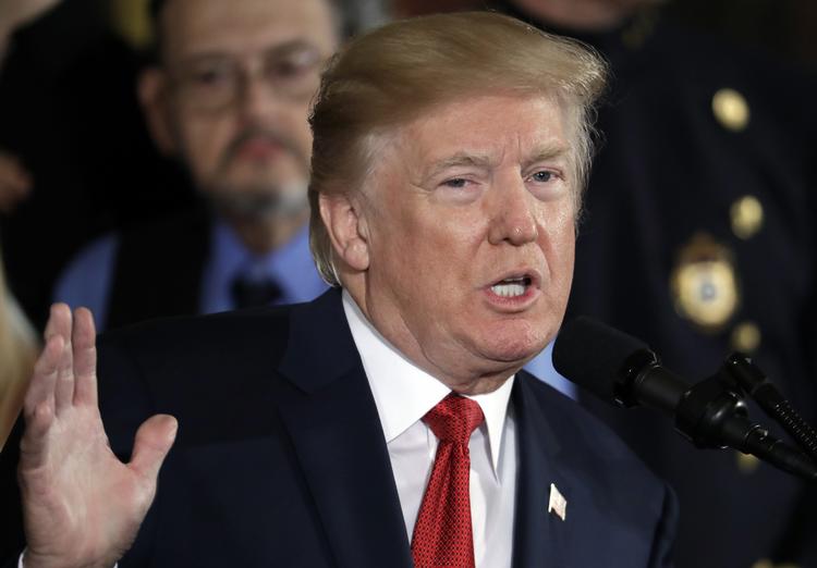 Donald Trump kaldte på et offentligt møde i oktober sidste år  opioid-epidemien for en national sundhedskrise. Her ses han tale under mødet. Evan Vucci/AP
