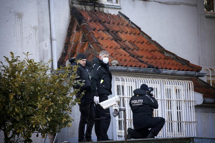 Politiiet er mandag morgen massivt til stede ved den tyrkiske ambassade i Hellerup, efter den i nat blev angrebet.  Jens Dresling/POLFOTO