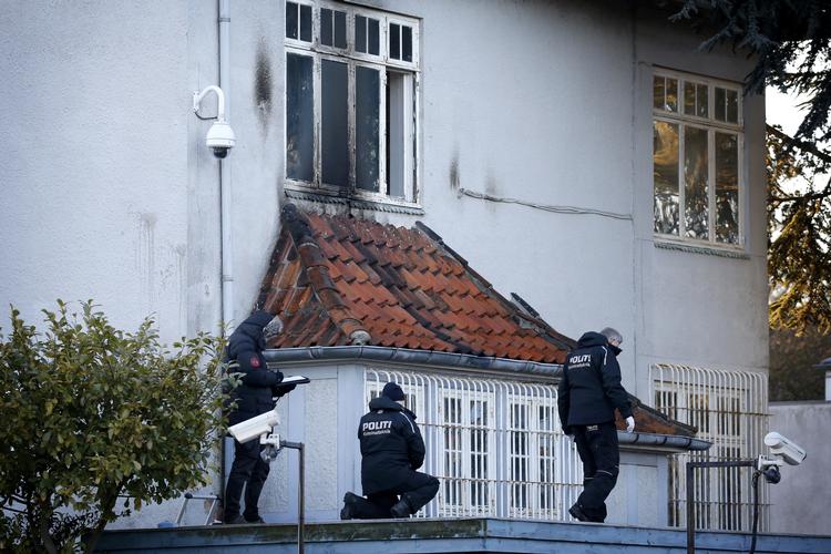 Politiiet var tirsdag morgen i gang med at undersøge angrebet mod Tyrkiets ambassade i København. 
    Brandattentat mod den tyrkiske ambassade på Østerbro.
   Jens Dresling/POLFOTO