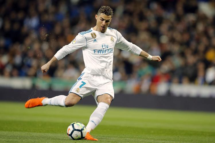  Cristiano Ronaldos årsløn i Real Madrid  er på ca. 160 millioner kroner. Han tjener over det dobbelte på reklamer og kommercielle aktiviteter.  Paul White/AP