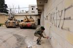En tyrkisk soldat skriver "Turkey" på en væg i midten af stridspunktet, Afrin, i det nordvestlige Syrien.  Hasan Kirmizitas/AP