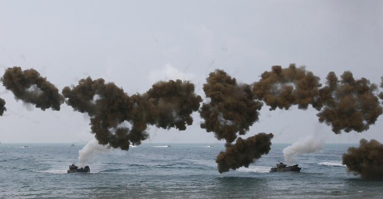 Sydkorea og USA har tradition for jævnligt at holde fælles militærøvelser, hvilket hver gang har udløst nordkoreansk vrede. Her ses et billede fra den seneste fælles øvelse mellem USA og Sydkorea i sidste måned.
 Sakchai Lalit/AP
