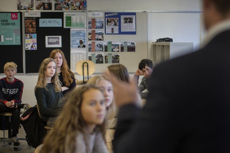 Der er brug for, at flere unge vælger en erhvervsuddannelse, mener Dansk Erhverv, som støtter forslaget fra Venstre om at flytte 10. klasser til erhvervsskolerne. Arkivbillede har ikke noget med historien at gøre.  Emma Sejersen/POLFOTO