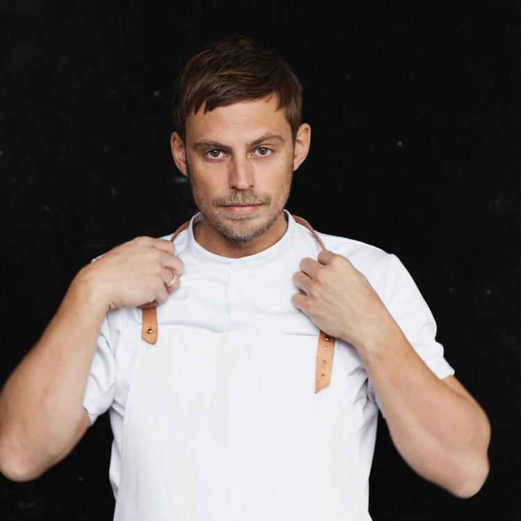 På søndag er det Kadeaus køkkenchef Nicolai Nørregaard, der udfordrer Barrs klassiske schnitzel med en kyllingeversion.  Pr-foto: Marie Louise Munkegaard