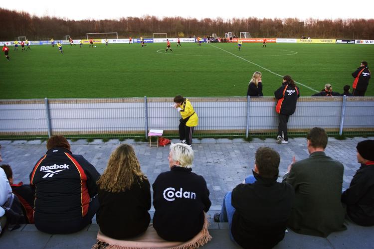 Der er sjældent mange tilskuere omkring stadion i kvindernes klubfodbold.
   Søren Osgood/POLFOTO